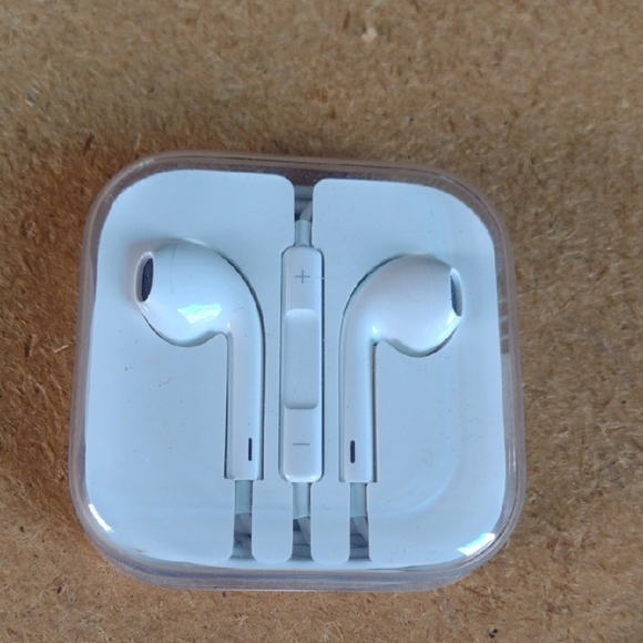 Original Apple White Wired Earbuds with Case NWOT - Picture 1 of 2